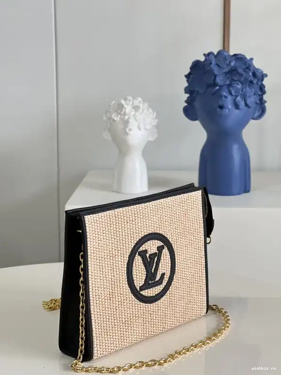 WIS CHAIN POUCH VUITTON LOUIS ON TOILETRY 0626